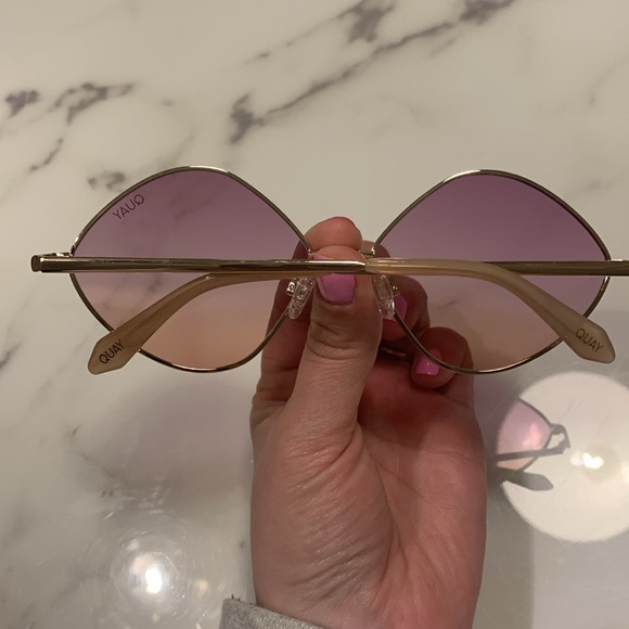 Sunglasses- Quay - Picture 3 of 3